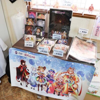 オリジナルキャラクター「片貝花火むすめ」のグッズも展開